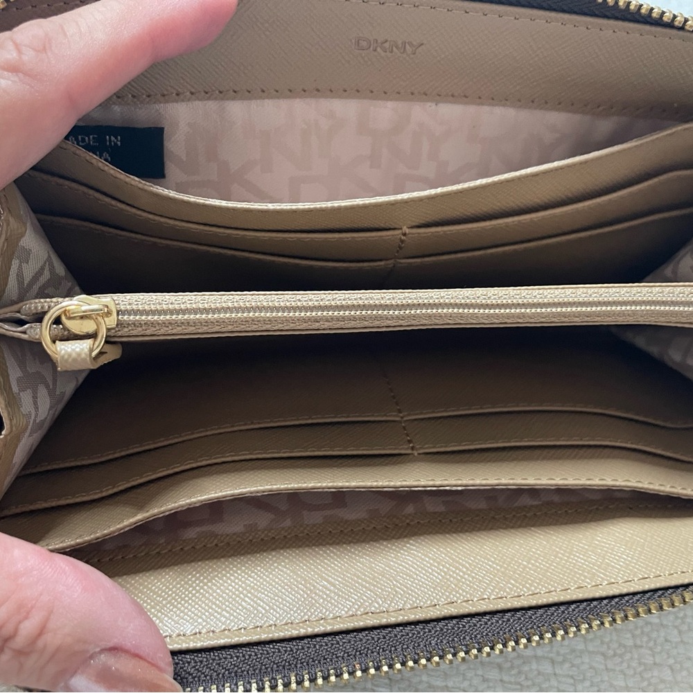DKNY 100% genuine leather, this wallet is practically new, in great condition! - Picture 6 of 8